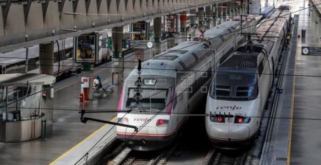 Trenes en la estación del AVE de Santa Justa, en Sevilla. EFE/Archivo