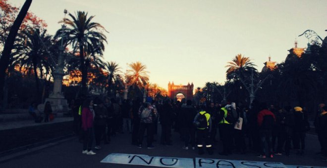 La columna de manifestants del CDR a l'avinguda de Lluís Companys. ANDER ZURIMENDI.