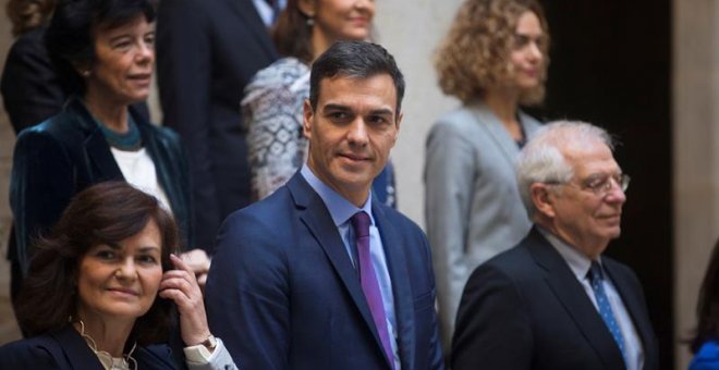 El presidente del Gobierno, Pedro Sánchez, y la vicepresidenta, Carmen Calvo, junto a varios ministros, posan en la foto de familia momentos antes de la reunión del Consejo de Ministros/EFE