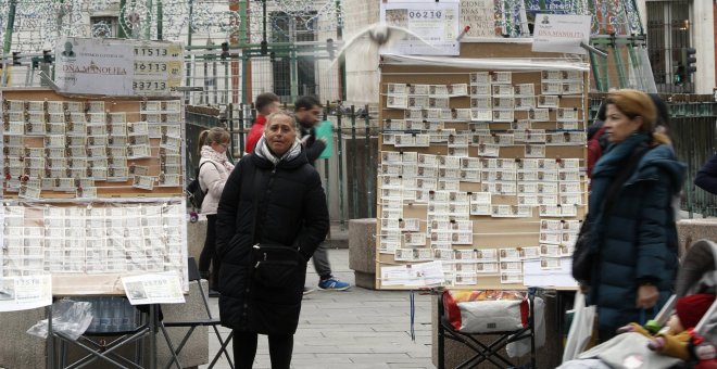 Puestos de venta de boletos de la lotería de Navidad en la Puerta del Sol de Madrid. / EFE - J.J. GUILLÉN