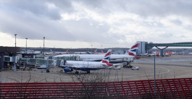 Varios aviones permanecen estacionados en el aeropuerto de Gatwick, Londres.- EFE/Facundo Arrizabalaga