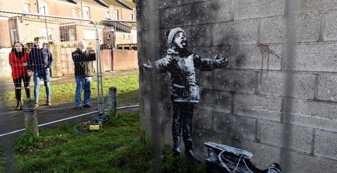 Obra de Banksy en un pueblo de Gales. REUTERS/Rebecca Naden