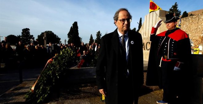 El presidente de la Generalitat, Quim Torra, en la tradicional ofrenda floral a la tumba de Francesc Macià, con motivo del 85 aniversario de la muerte del primer presidente de la Generalitat republicana. EFE/Alberto Estévez