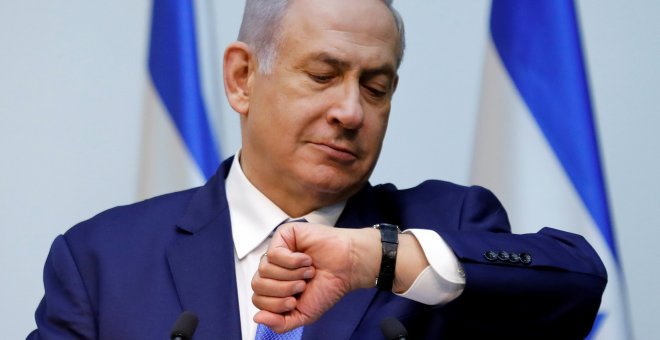 El primer ministro israelí, Benjamin Netanyahu, mira su reloj antes de pronunciar un discurso el parlamento de Israel. / REUTERS - AMIR COHEN