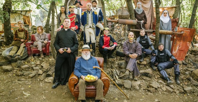 José Luis Cuerda con los actores de 'Tiempo después' en el rodaje. / EONE SPAIN