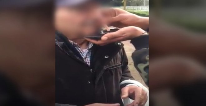 Captura de un vídeo en el que cuatro jóvenes incitan a un anciano a esnifar una sustancia en Lugo. / EUROPA PRESS