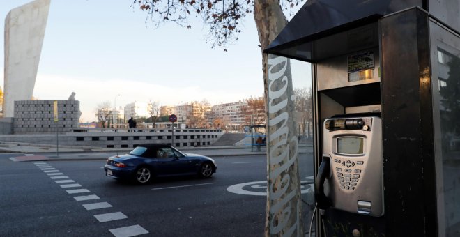 Una cabina telefónica en la madrileña Plaza de Castilla. EFE/J.P. Gandul