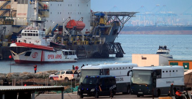 El buque Open Arms ha su llegada al puerto de Crinavis de San Roque, en la Bahía de Algeciras (Cádiz). EFE/A.Carrasco Ragel