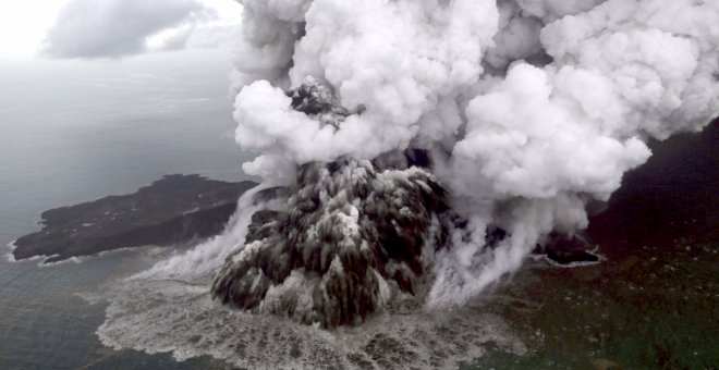 Vista aérea del volcán Anak Krakatau de Indonesia./ EFE