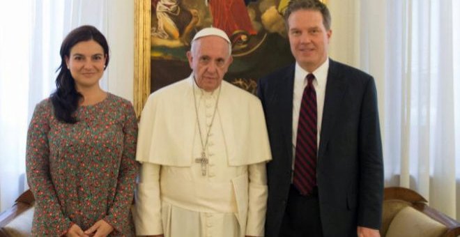 Paloma García Ovejero y Greg Burke, con el Papa Francisco el día de su presentación oficial en 2016. REUTERS