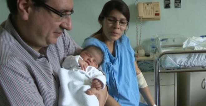 Carolina María Madrona Quispe ha llegado al mundo justo con las campanadas que marcaban el cambio del año, a las 00.00 horas en punto, con lo que esta zaragozana, segunda hija de Jesús y Verónica, se ha convertido en la primera bebé que ha nacido en Españ