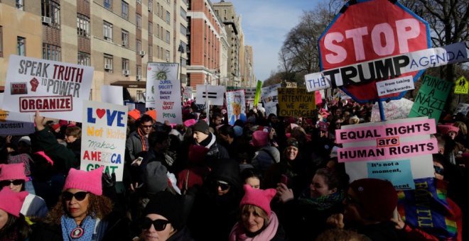 Miles de personas en una protesta a favor de la igualdad de género en Nueva York - Eduardo Muñoz /Reuters