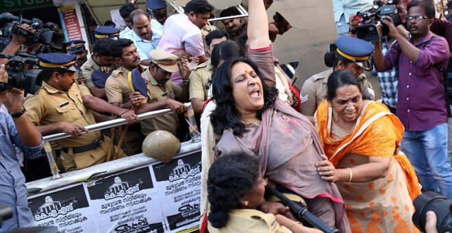 Un muerto y huelga general por la entrada de dos mujeres a sagrado templo hindú/ EFE