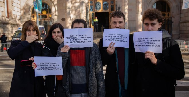 Varias personas ante el Palau de Justícia de Barcelona en apoyo a los periodistas de 'Europa Press' y 'Diario de Mallorca' - David Zorrakino/ EP