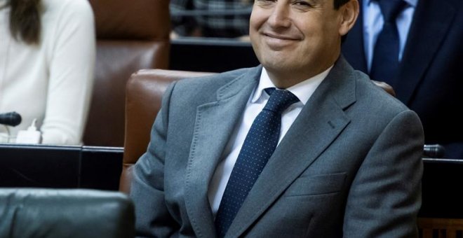 El líder de los populares andaluces, Juanma Marín, en su escaño durante la sesión constitutiva de la XI Legislatura del Parlamento de Andalucía en Sevilla, donde se ha elegido la Mesa de la Cámara, que estará presidida por la diputada de Ciudadanos Marta