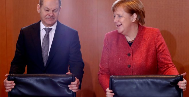 German Chancellor Angela Merkel and Finance Minister Olaf Scholz attend the weekly cabinet meeting in Berlin, Germany, December 12, 2018. REUTERS/Fabrizio Bensch