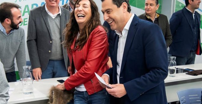 El presidente del PP Andaluz y candidato a la Presidencia de la Junta, Juanma Moreno (d) y la secretaria general del partido en Andalucía, María Dolores López (i), en la reunión de la Junta Directiva Autonómica del PP andaluz, un día después de que haya q