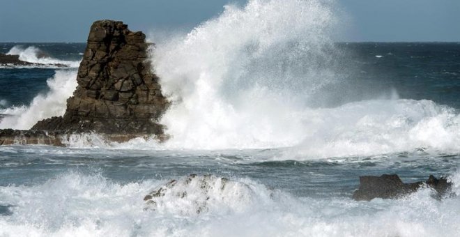 06/01/2019.- La Agencia Estatal de Meteorología (Aemet) ha activado la alerta naranja por fenómenos costeros en Menorca, por olas de 3 metros y viento del norte de fuerza 7; y la amarilla en el norte y nordeste de Mallorca. Esta medianoche se ha activado