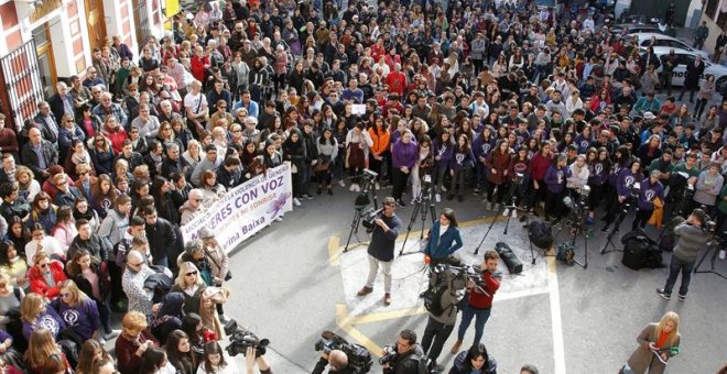 07/01/2019.- Más de trescientas personas se han concentrado hoy junto al ayuntamiento de Callosa d’En Sarrià (Alicante), para expresar su repulsa a la supuesta agresión sexual de cuatro individuos a una joven de 19 años durante la noche de Nochevieja.- EF