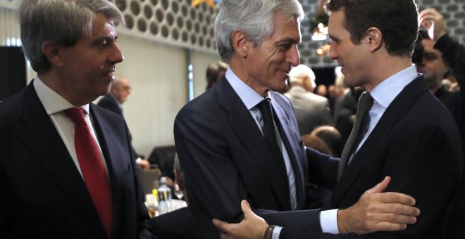 El líder del PP, Pablo Casado, estrechando la mano a Suárez Illana y Ángel Garrido. EFE