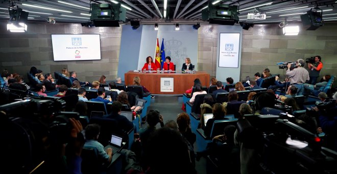 La portavoz del Gobierno, Isabel Celaá (c), la ministra de Hacienda, María Jesús Montero (i), y la de Economía, Nadia Calviño (d), durante la rueda de prensa posterior a la reunión del Consejo de Ministros en la que se ha aprobado el proyecto de Presupues