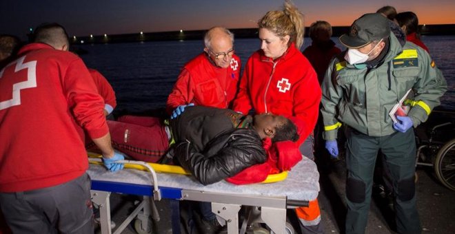 13/01/2019.- Llegada al puerto de Motril de unas 90 personas de origen subsahariano que navegaban en una neumática cuando fueron rescatadas por Salvamento Marítimo en el mar de Alborán. EFE/ Miguel_Paquet