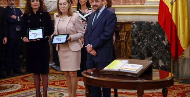 La ministra de Hacienda, María Jesús Montero, hace entrega a la presidenta del Congreso de los Diputados, Ana Pastor, en presencia del presidente de la Comisión de Presupuestos, Francisco de la Torre, del proyecto de Presupuesto del Estado para 2019. EFE/