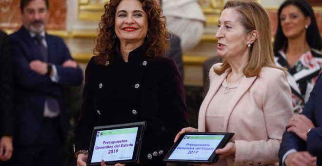 La ministra de Hacienda, María Jesús Montero (i), hace entrega a la presidenta del Congreso de los Diputados, Ana Pastor (d), el Proyecto de Presupuestos Generales del Estado para 2019. (EFE | EMILIO NARANJO)