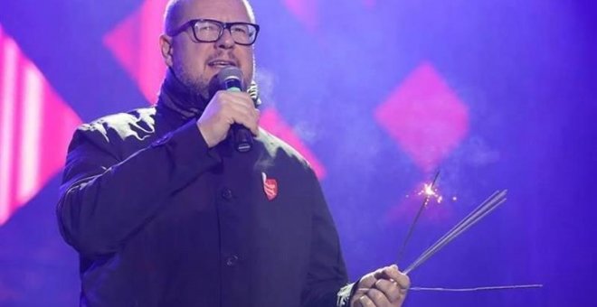 Fotografía cedida por autoridades públicas de la ciudad polaca de Gansk de su alcalde, Pawel Adamowicz, durante un evento navideño. - EFE