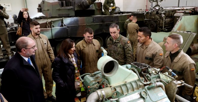 La ministra de Defensa, Margarita Robles, durante una visita con el  presidente de Aragón, Javier Lambán, a la Academia de Logística del Ejercito fe Tierra en Calatayud (Zaragoza). EFE/ Javier Cebollada