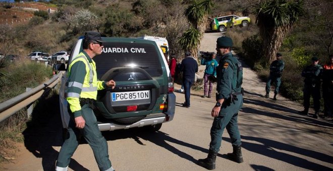 Miembros de la Guardia Civil en los alrededores de la finca privada en la localidad malagueña de Totalán, donde desde ayer se trabaja en el rescate del niño de dos años que cayó a un pozo de más de cien metros de profundidad | EFE/Daniel Pérez