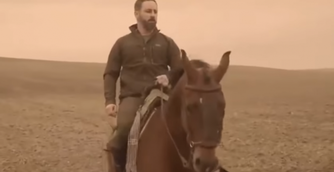 El líder de la formación ultraderechista a caballo en uno de los vídeo difundidos por Vox.
