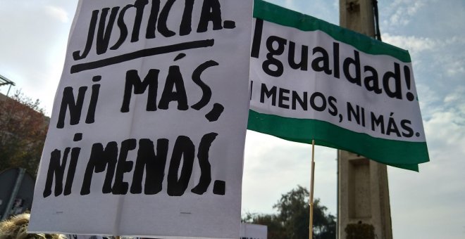 Imagen de la multitudinaria manifestación feminista a las puertas del Parlamento de Andalucía