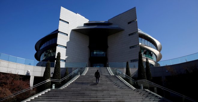 Un hombre sube las escaleras en la sede corporativa del Banco Santander en la localidad madrileña de Boadilla del Monte. REUTERS / Juan Medina