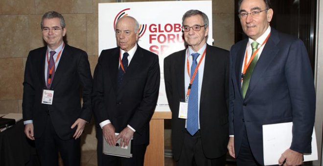 El ahora presidente honorífico del BBVA, Francisco González (segundo por la izquierda) y el presidente de Iberdrola (primero por la derecha), Ignacio Sánchez Galán, en acto empresarial en Bilbao, en marzo de 2014. Con ellos, el presidente y CEO de Inditex