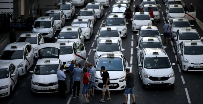 Los taxistas bloquean una avenida en medio de una huelga en Madrid el 31 de julio de 2018 | AFP