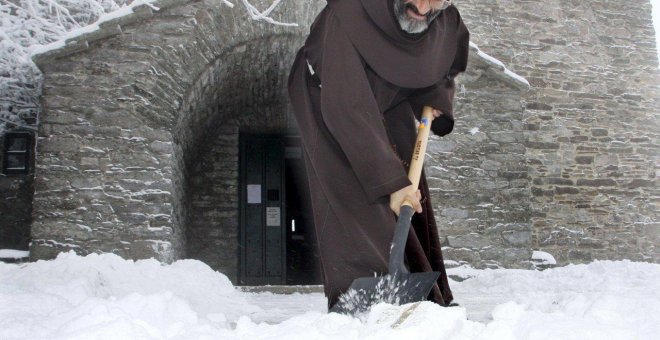 El fraile encausado, quitando nieve en el santuario de O Cebreiro (Lugo).