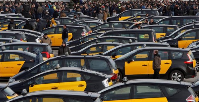 El portavoz y cabeza visible de la asociación de taxistas Elite Taxi, Alberto "Tito" Álvarez, se dirige a sus compañeros durante la asamblea que han celebrado en el aparcamiento de la T2 del Aeropuerto de El Prat. - EFE