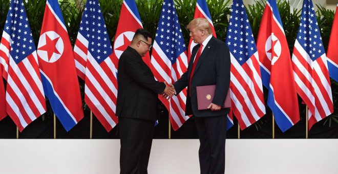 Imagen del primer encuentro entre Kim Jong-un y Donald Trump. - REUTERS