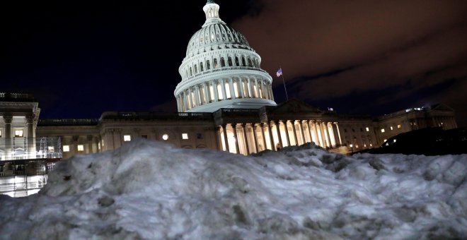 El capitolio de Washington es visto en segundo plano, tras un monticulo de nieve. REUTERS/Yuri Gripas