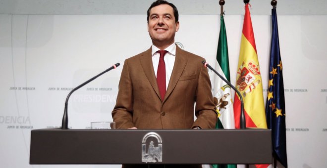 El presidente de la Junta de Andalucía, Juanma Moreno, a su llegada a la rueda de prensa en la que ha anunciado la composición de su Gobierno. EFE/José Manuel Vidal