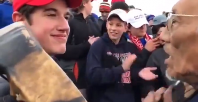 Captura del vídeo en el que el joven, partidario de Trump, se ríe del indígena que quería honrar la memoria de sus caídos.