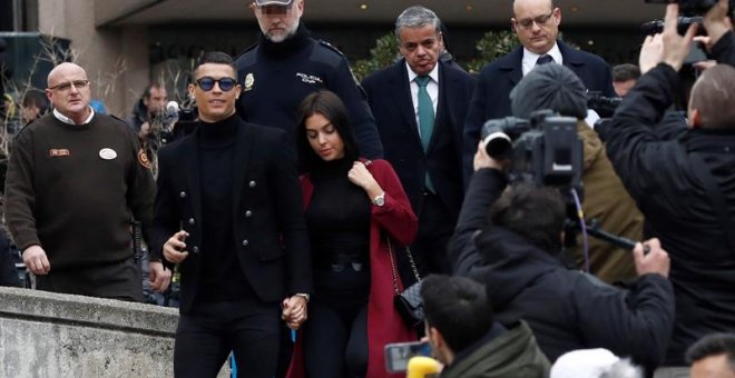 Cristiano Ronaldo, junto a su pareja Georgina Rodríguez, a la salida este martes a la Audiencia Provincial de Madrid/EFE