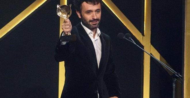 El director Rodrigo Sorogoyen con el premio a mejor dirección por la película el Reino, en la gala de los Premios Feroz 2019. - EFE