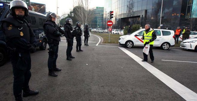 Concentración de taxistas en las inmediaciones del recinto ferial de Ifema. (JAVIER LIZÓN | EFE)