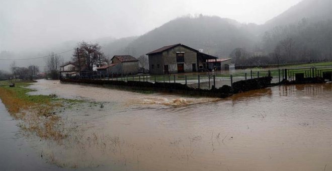 Inundaciones al desbordarse el río Nalón en Las Inmediaciones de Laviana(Asturias). (EFE)