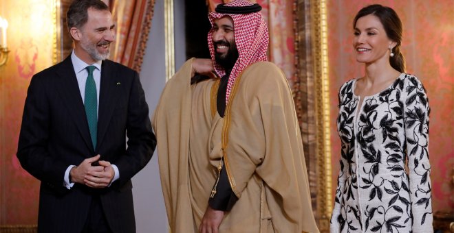 Mohamed Bin Salman, junto a Felipe VI, y Letizia, en una imagen de archivo. EFE