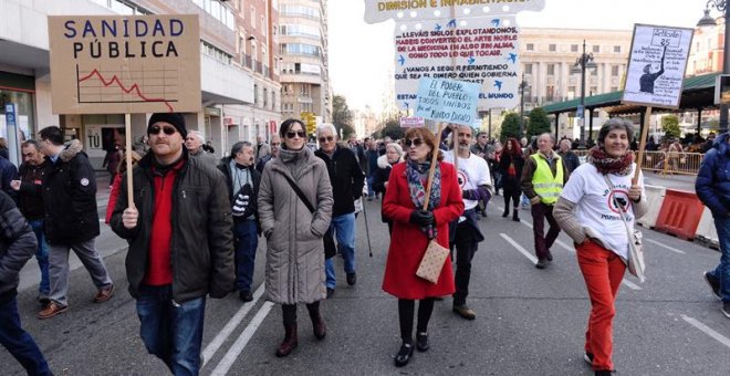 Miles de personas recorren el centro de Valladolid para reivindicar mejoras en la sanidad pública de Castilla y León. EFE/NACHO GALLEGO