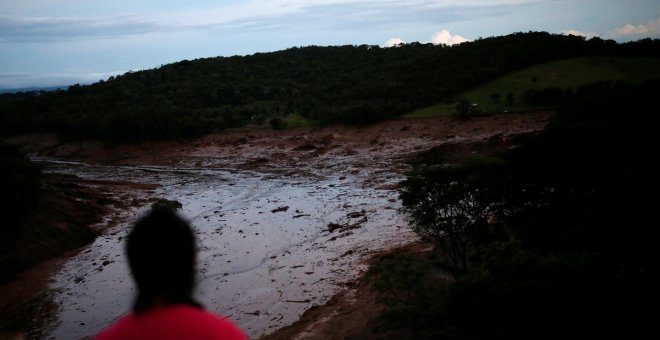 Un residente mira barro después del estallido de una presa en Brumadinho, Brasil. REUTERS/Adriano Machado