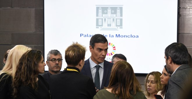 El presidente del Gobierno, Pedro Sánchez, conversa con varios periodistas al término de su comparecencia en el Palacio de la Moncloa para hablar sobre Venezuela. EFE/Víctor Lerena